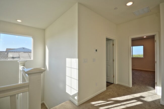 Building Photo - Newer home with solar AVAILABLE NOW!