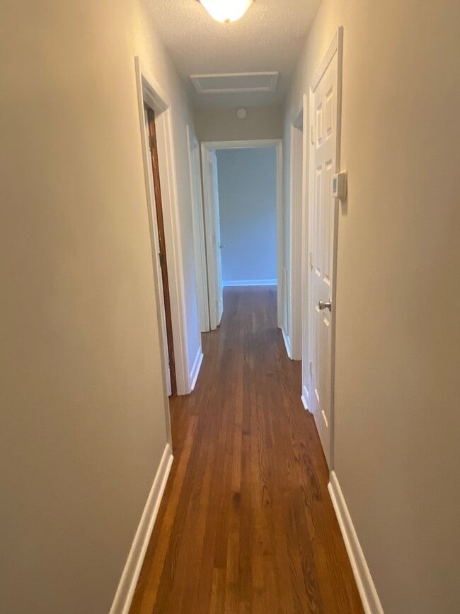 Building Photo - Beautiful 4 Bedroom, 2 Bath House Convenie...