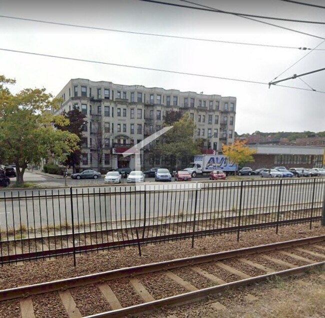 Building Photo - 3Br/1Bth, Great location. Laundry in building