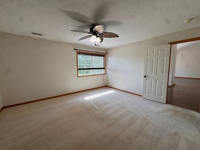 Building Photo - Luxurious 3 Bedroom, 2 Bathroom GORGEOUS townhome!