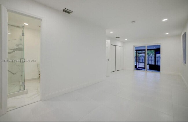 Building Photo - 1101 NW 14th Ct