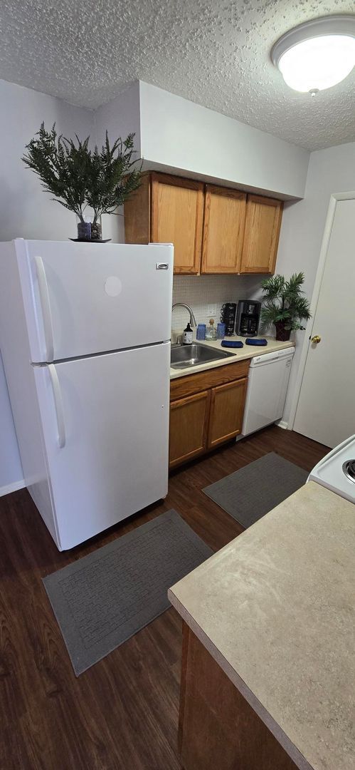 Building Photo - Renovated Two Bedroom Condo with Garage Space in Ladue School District