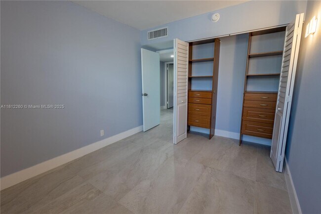 Building Photo - 20350 W Country Club Dr
