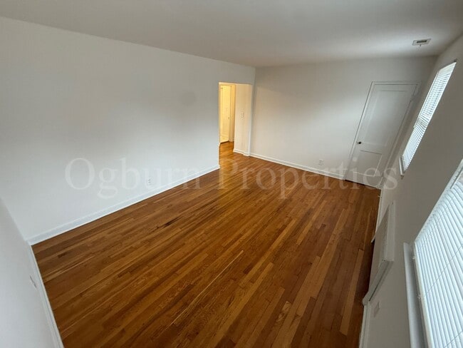 Building Photo - 2506-D Miller Park Cir-2BR/1BA-2nd Floor APT!!!