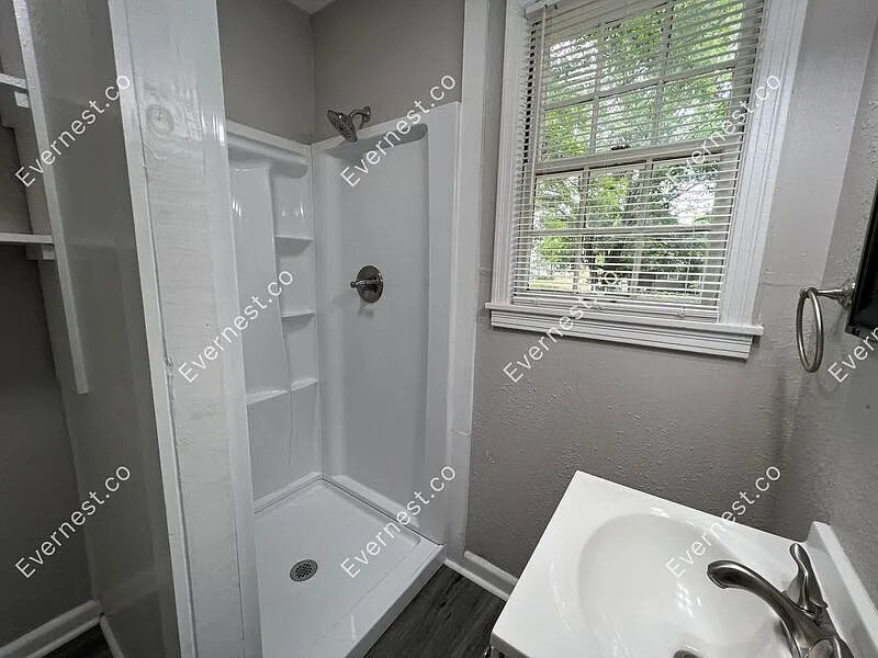 Building Photo - 1418 Division St