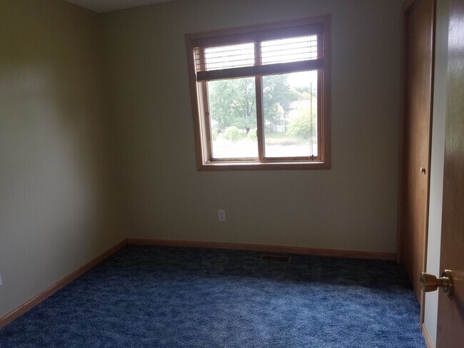 Building Photo - Spacious 4 Bedroom 2 Bath
