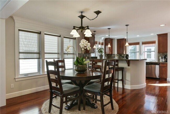 Building Photo - Stunning 3 Bed 2.5 Bath Home in Fremont