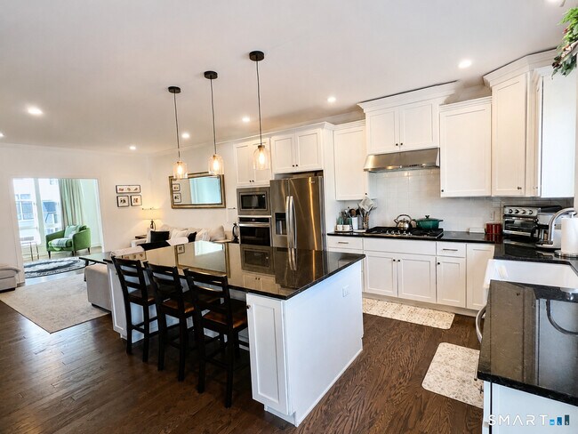 Building Photo - 14 E Cross Trail
