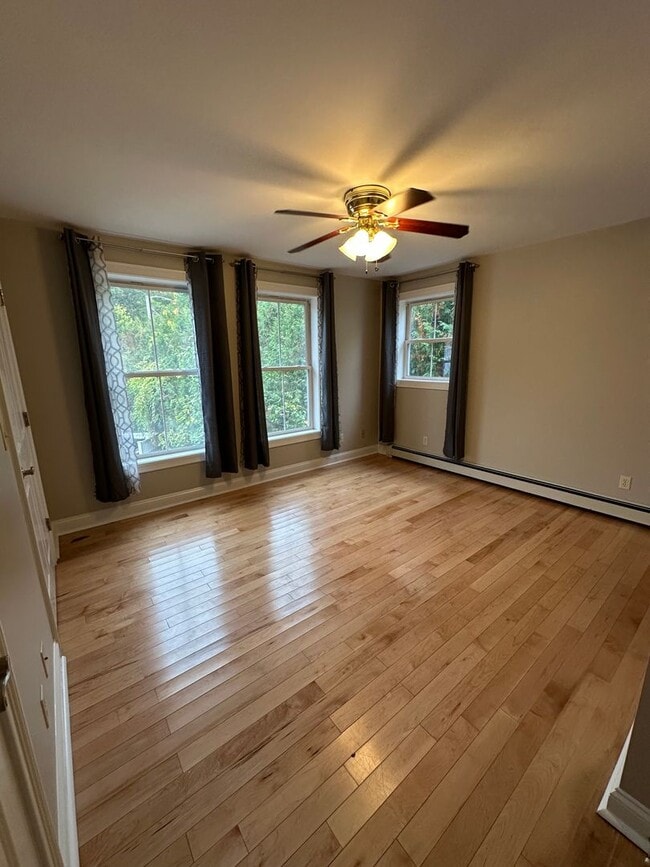 Building Photo - Beautiful Townhouse in NEW NORTH END Burlington 3BD/4BA