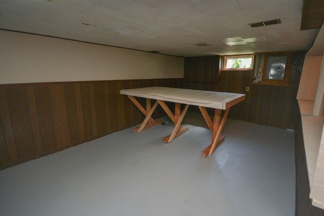 Building Photo - 3 bedroom home on corner lot with beautiful hardwood floors!