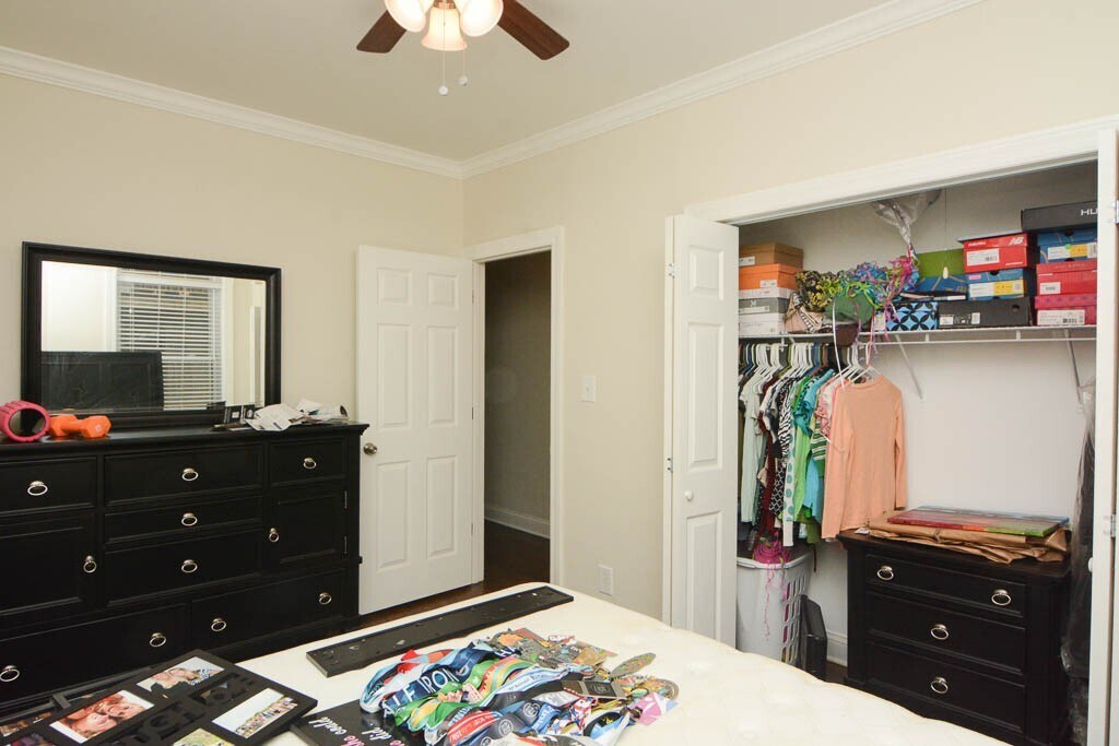 Building Photo - 706 W Roscoe St