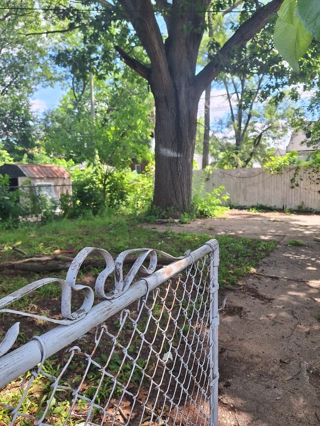 Building Photo - Brick 4 bedroom