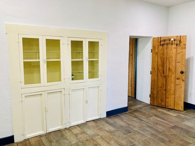 Building Photo - 104 E Waco St