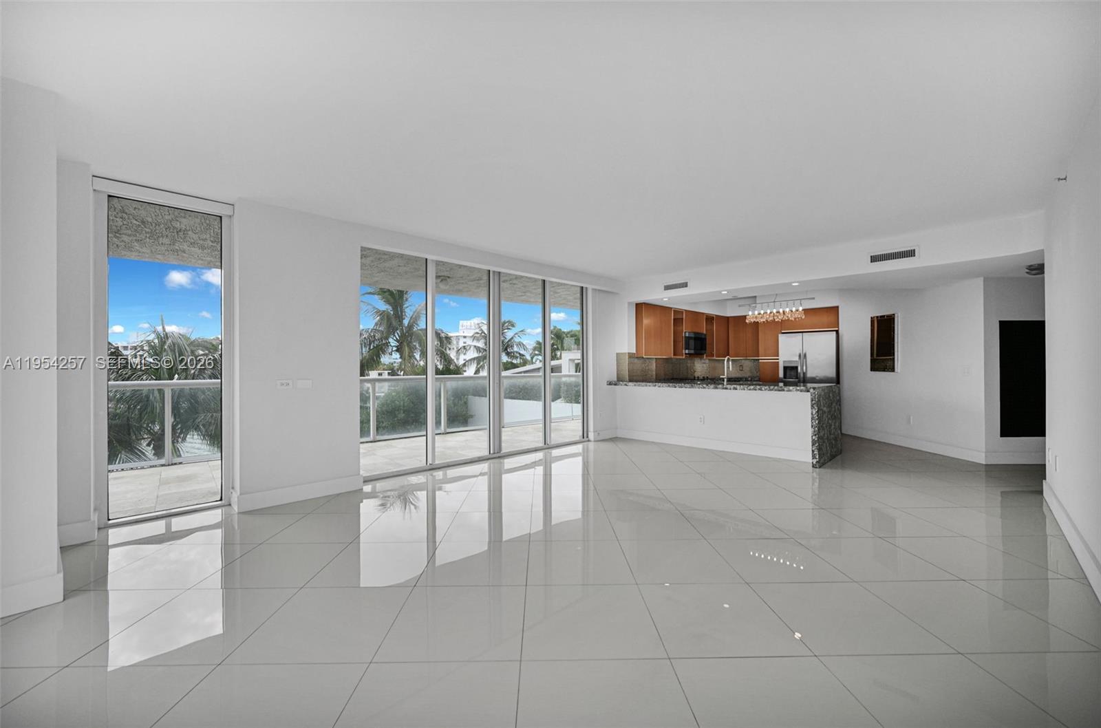Building Photo - 10 Venetian Way