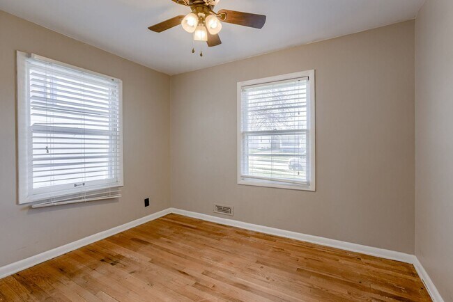 Building Photo - 4 Bedroom Westside Ranch!!