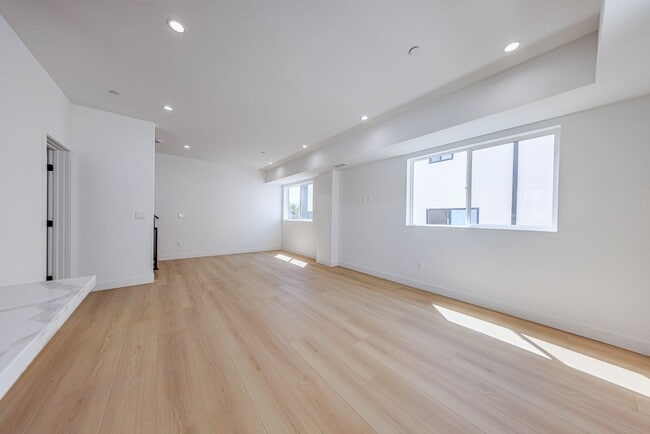 Building Photo - 2847 S Victoria Ave