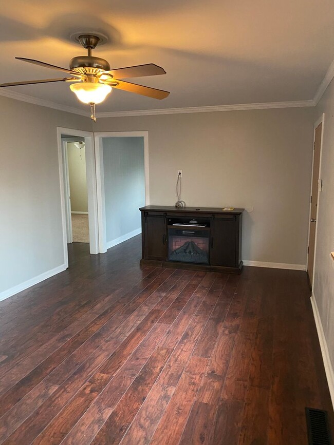 Building Photo - Contact Peggy Goodman 501 676 1758 or Heat...