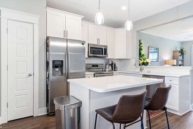 Building Photo - Gorgeous, luxury townhome in convenient We...