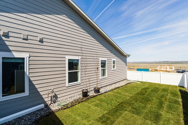 Building Photo - 913 Mission Oaks Dr