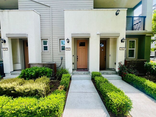 Building Photo - Vibrant 3 BED + 2.5 BA Milpitas Townhouse. Stainless Steel Appliances. Great Location.