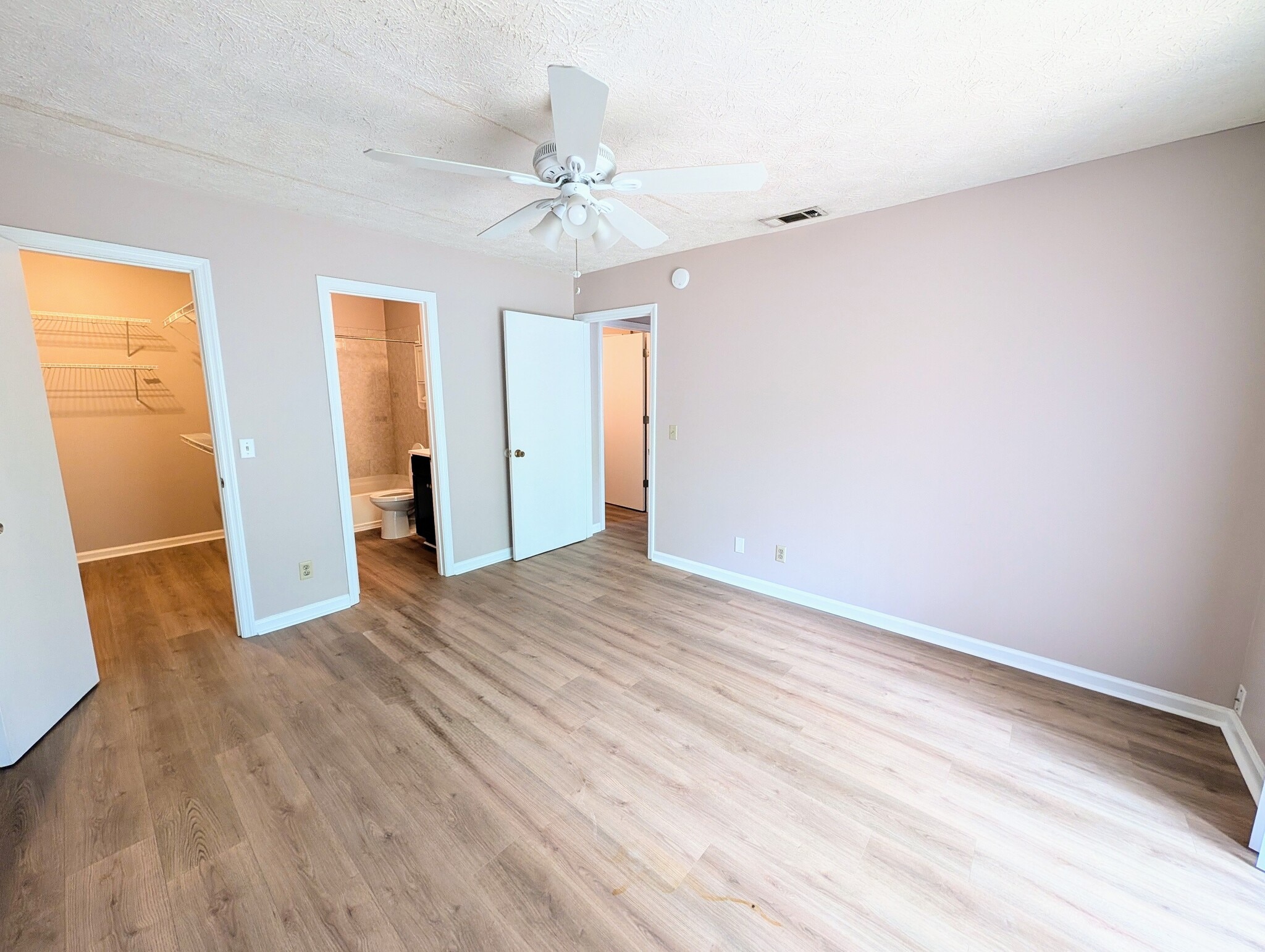 Master bedroom - 110 W White Hawthorne Dr