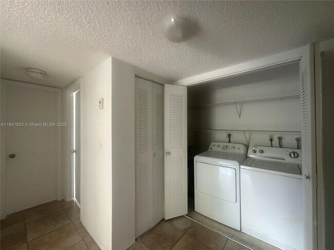 Building Photo - 9375 Fontainebleau Blvd