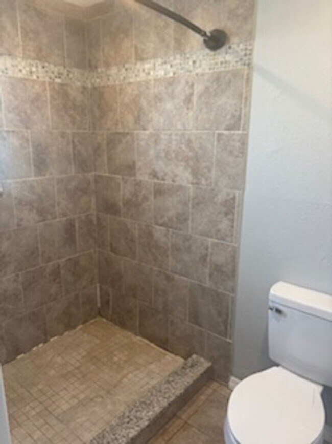 Building Photo - Large  3 bedroom, 2 bath pool home.