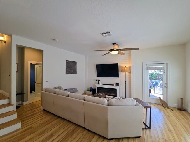 Building Photo - 857 10th Ave S