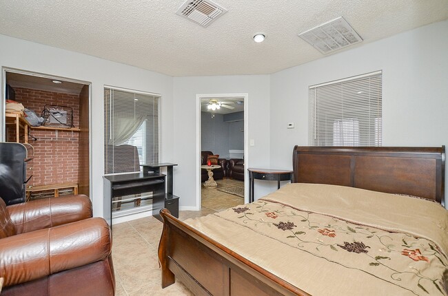 Building Photo - 13102 Richmond Ave.