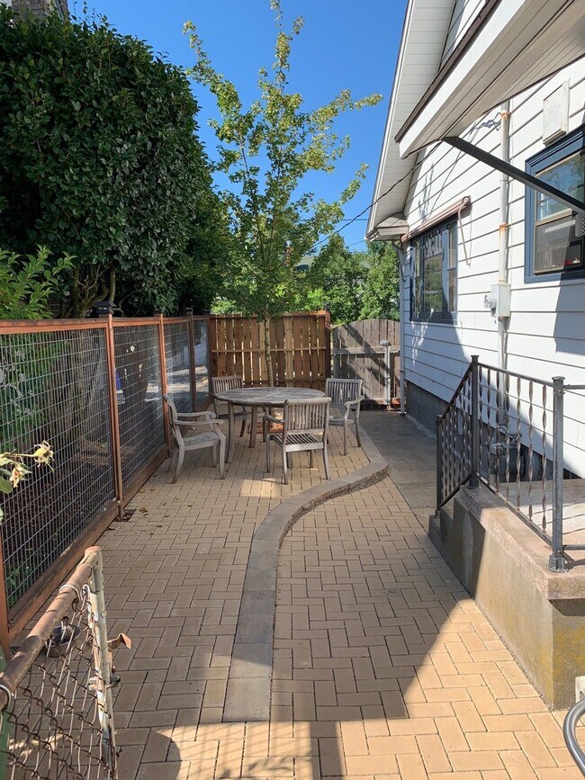 Building Photo - Hollywood District Home - 3 Bdrm 2 bths, 2290 sq. ft.
