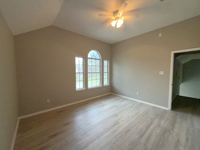Building Photo - 2106 Lexington Woods Dr