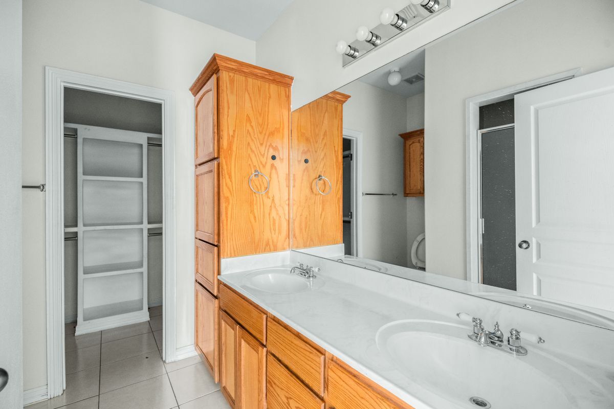 Building Photo - 3036 Scottland Dr