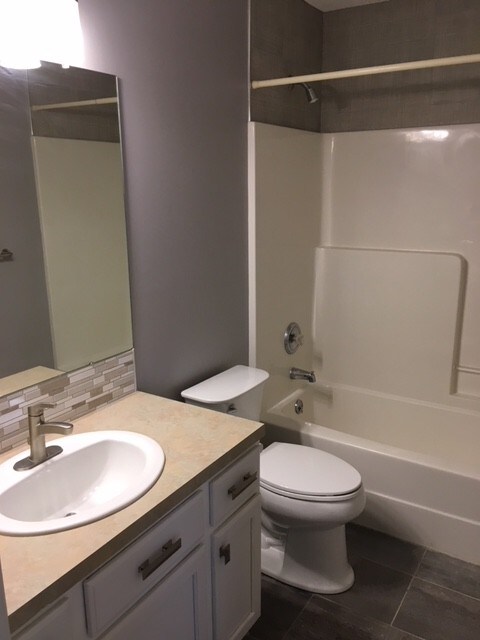 Building Photo - 708 S Red Oaks Cir