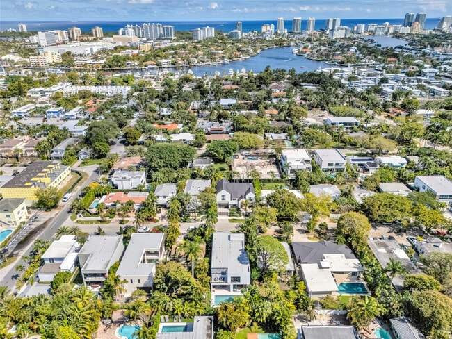 Building Photo - 727 NE 17th Way