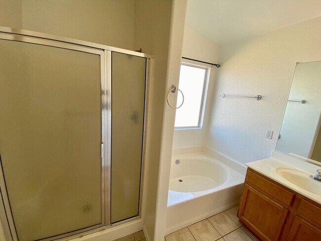 Building Photo - 3 Bed 2 Bath Corner Lot