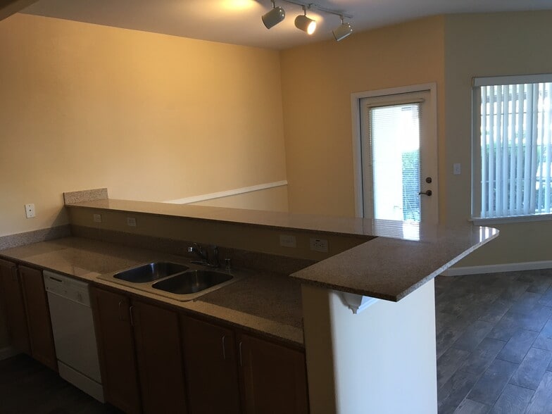 Kitchen/Dining - 4200 E Commerce Way