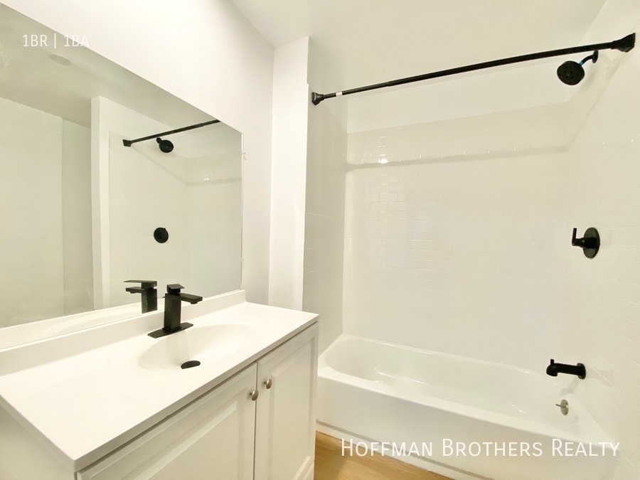 Building Photo - 136 S Oxford Ave