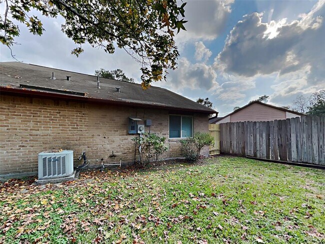 Building Photo - 2822 Canary Ln
