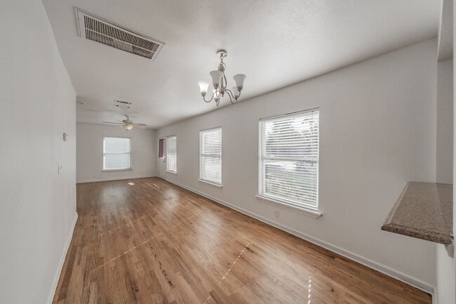 Building Photo - Cute two-bedroom, one-bath home in the hea...