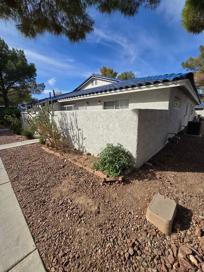 Building Photo - Charming Single Story Townhome