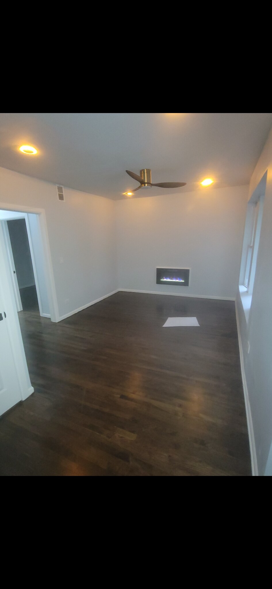 Building Photo - 7123 S Rhodes Ave