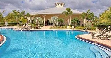 Building Photo - 2402 NE 41st Pl