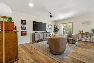 Building Photo - FULLY FURNISHED 3/3 Townhome in Bobcat Vil...
