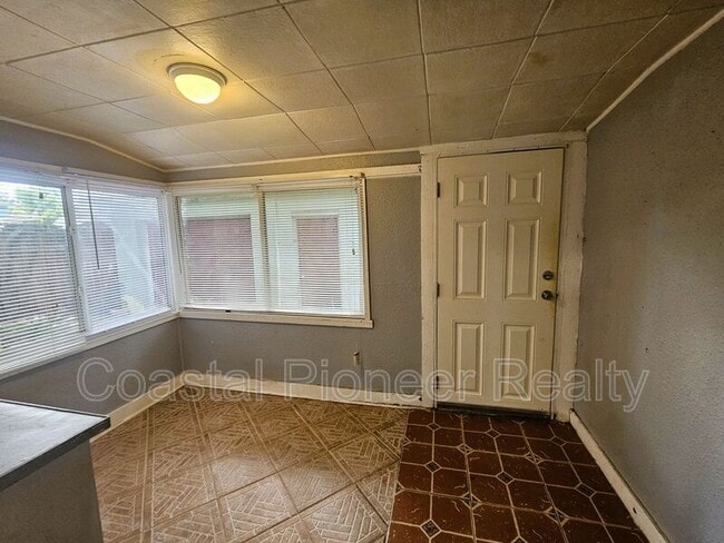 Building Photo - 1212 E 32nd Ave