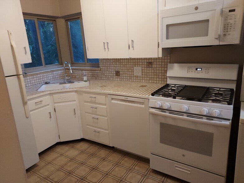 Kitchen 2 - 4828 E 19th Ave