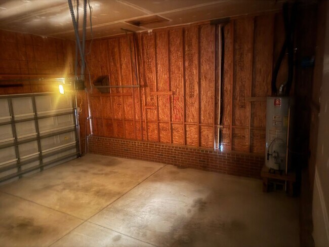 Building Photo - Fantastic 4br/2.5ba home, Conv to 40, excellent location, Available Now!