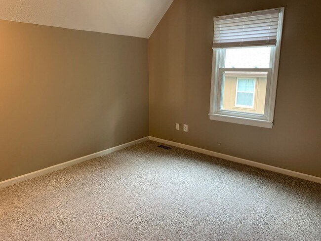 Building Photo - Large 4 Bedroom/3 Bath Home in Lee's Summit