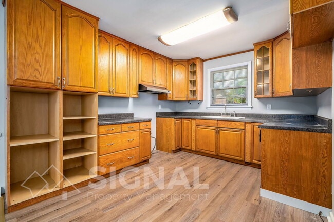 Building Photo - 1288 Hiawatha Dr NE