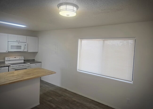 Building Photo - 409 River Rd