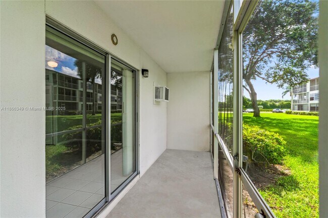 Building Photo - 555 Fanshaw N